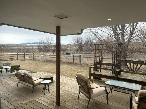 Located on a beautiful ranch! Relax with mountain view’s & a pool table
