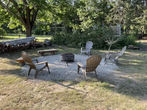 Private 1 bedroom, 2nd floor unit: deck, fire pit, space for boat & trailer