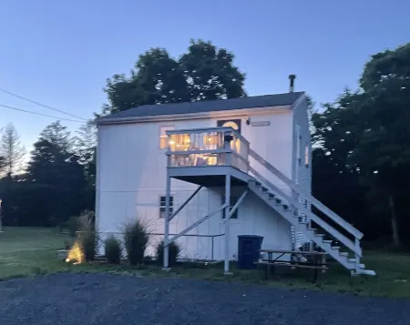 Private 1 bedroom, 2nd floor unit: deck, fire pit, space for boat & trailer