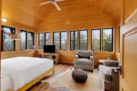 Private Modern Cabin with Hot Tub and Outdoor Shower. Pet Friendly!