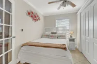 Walk to Vanderbilt Beach! Private Heated Pool! Close to Mercato and Ritz Carlton
