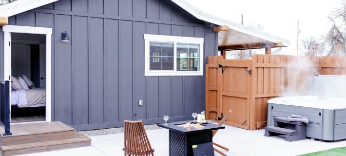 The Black Bird Bungalow -Charming Modern-Vintage Flair - Spa & Fireside Hotels in Twin Falls