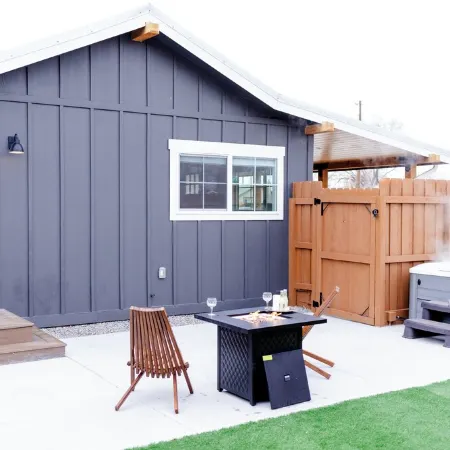 The Black Bird Bungalow -Charming Modern-Vintage Flair - Spa & Fireside