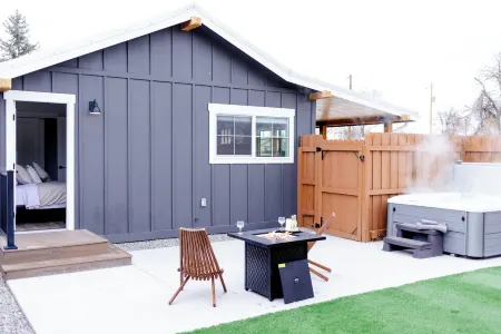 The Black Bird Bungalow -Charming Modern-Vintage Flair - Spa & Fireside