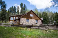 Beautiful Upper Valley cabin w/space for large groups! Mountain Paradise! Hotel dekat Williams Lake