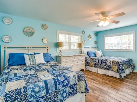 A+Beach Access! 3BR/2BA-1,600sq ft! 100 ft from beach! fenced yard- 5!