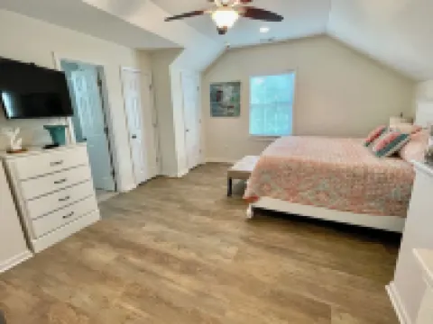 Cape Escape-Short Walk to Beach, Pet Friendly, Fenced Yard & Optional GC Rental