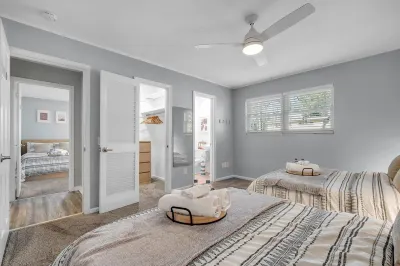 HUMMINGBIRD HAUS \\ 6 Bedrooms \\ Mid-Century \\ 2-Unit Home \\  2 Kitchens Hotel in zona FSU Flying High Circus