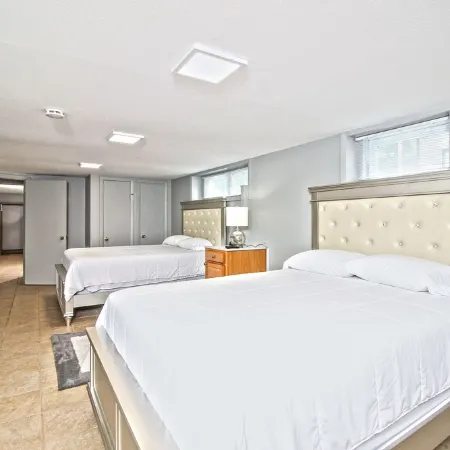 THE SEA BREEZE OCEAN BEACH HOUSE: 6 QUEEN BEDS