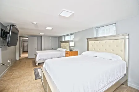 THE SEA BREEZE OCEAN BEACH HOUSE: 6 QUEEN BEDS