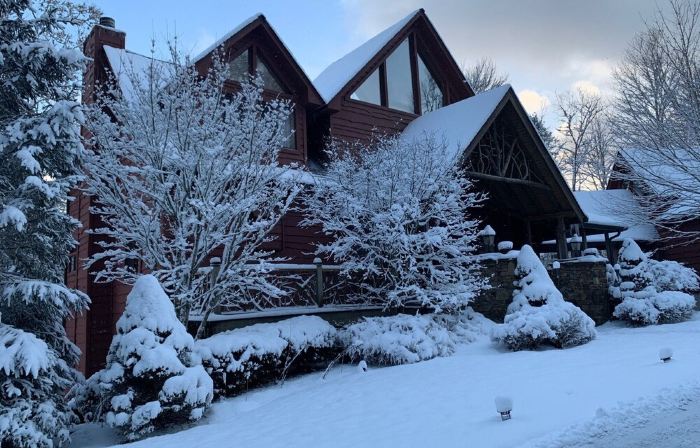 Highlands Luxury Mountain Retreat • Hot Tub • Waterfall • Kid's Zone • Sleeps 12