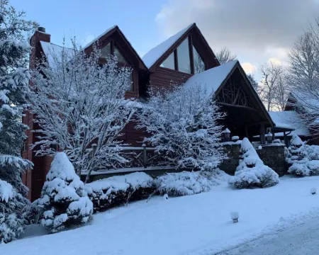 Rustic mountain cabin. Pet-friendly, 3 story, 4 bedrooms, hot tub & kids' zone ⛰ Hotels in Highlands