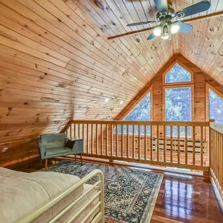 Spectacular Log Cabin Home 45 minutes to Asheville