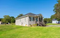 NEW! Scandinavian Cottage in Duke~King Bed - balcony
