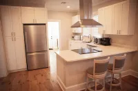 Charming Meets Modern 2-Bedroom Cottage Hotels in Morgan City