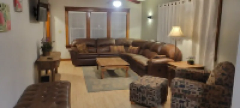 2-bedroom newly remodeled house in Iron River with WiFi & a big yard. 艾昂縣住宿飯店