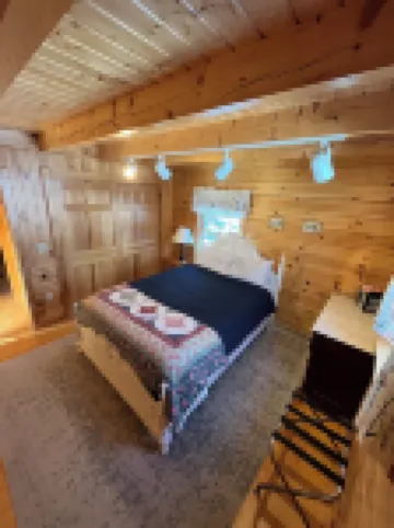 Relaxing waterfront cabin getaway in the Groton State Forest