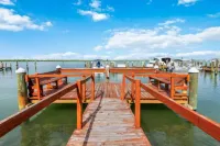 Luxury Waterfront Condo with Resort Amenities, Walk to 9+ restaurants