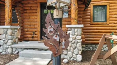 Boyne Mountain Cabin 4 Bedrooms garage and hot tub clean and cozy