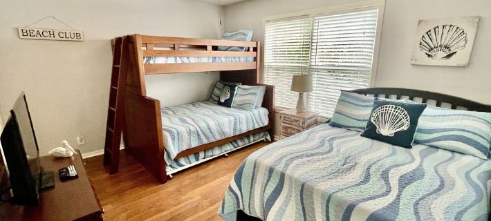 Sandy Feet Retreat-1/2 Block to Beach, Pet Friendly, Wi-Fi & Optional GC Rental Hotels in Surfside Beach