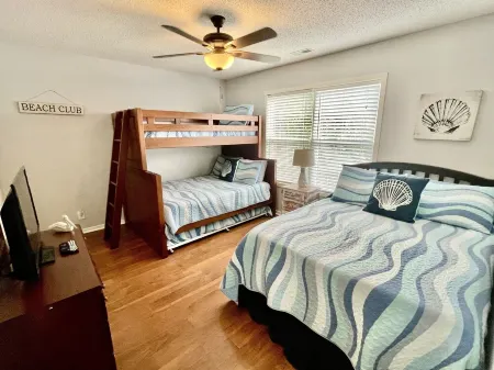 Sandy Feet Retreat-1/2 Block to Beach, Pet Friendly, Wi-Fi & Optional GC Rental Отели в г. Серфсайд Бич