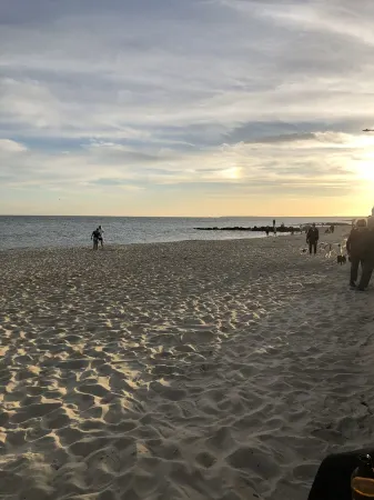 Cape Cod Beach Cottage, only 5 minute walk to Glendon beach & local restaurants Отели рядом с достопримечательностью «Парк Си Вью»