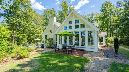 Irvington's BEST WATERFRONT EXPERIENCE  Walk to Tides Inn & Irvington shops.