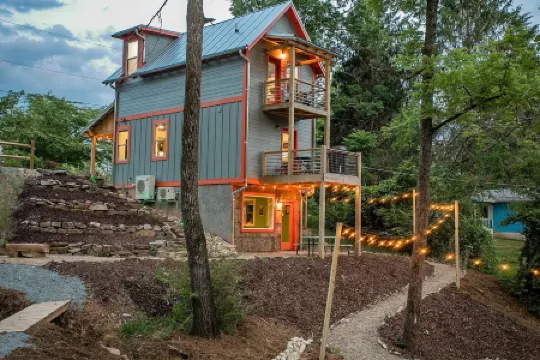 Ultimate Mountain Bikers Dream, walking distance to downtown Brevard