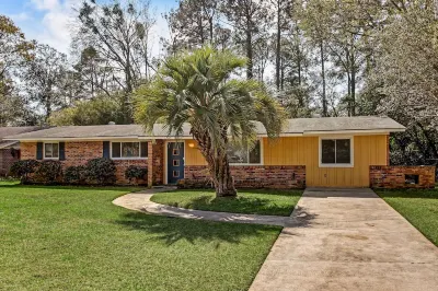 Orange Kayak House - Heated Private Pool Hotels near Butterbean Beach