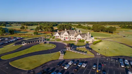 Condo in Legends Golf Course Resort  with a great Pub Next Door to the Unit Отели в г. Ред Хилл