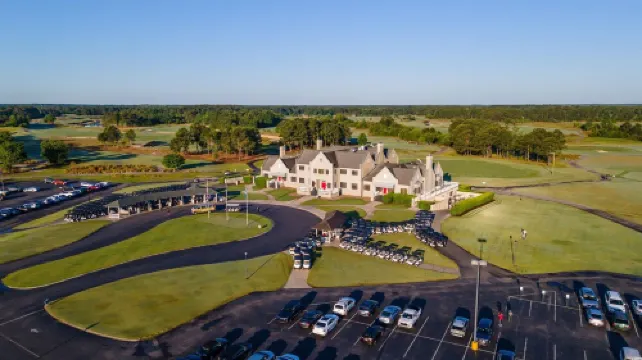 Condo in Legends Golf Course Resort  with a great Pub Next Door to the Unit