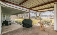 Waterfront Lake House. Sunsets!! Dogs Welcome, Stocked Kitchen, King Bed! - 4 tähden