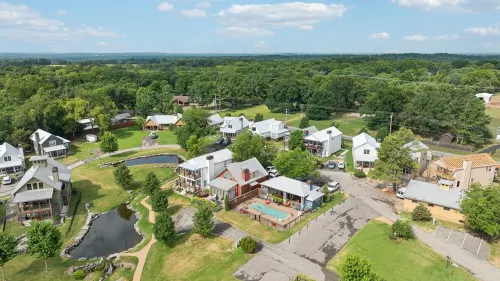 Community Pool, Fishing Ponds, Hot Tub, Large Family Room-Single Story