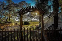 Dockside Dreamhouse - Coast into Relaxation!