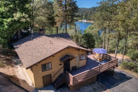 Stunning Lake View Cabin with a 240 degree view of Lake Gregory, Sleeps 8