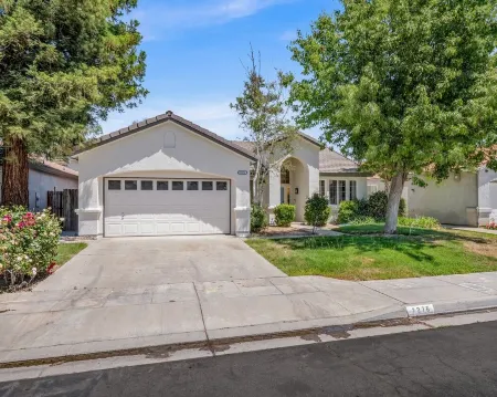 Fresno House , Pool , BBQ , Firepit , Garage , 3BD/2BTH Отели рядом с достопримечательностью «Deran Koligian Stadium»