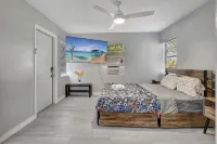 Spacious studio, 2 blks walk to Ave, close to beach, pets allowed, free parking