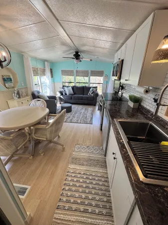 Charming 1 Bed 1 Bath Cottage in wonderful Sun Outdoors Sarasota that sleeps 6. Отели рядом с достопримечательностью «Селери Филдс»