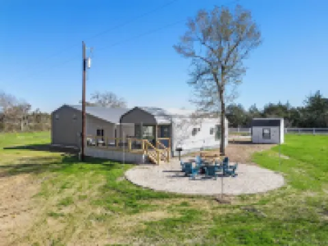 Charming cabin in delightful Brenham with Luxury Amenities