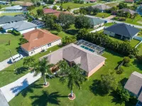 Beautiful CAPE CORAL Home, In-ground pool, 10 Min from public Yacht Club, Beach! 트윈 플라자 센트럴 주변 호텔