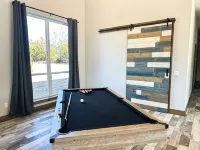 New Yote Cabin with Pool Table & Fireplace, 18 Minutes South of Norman