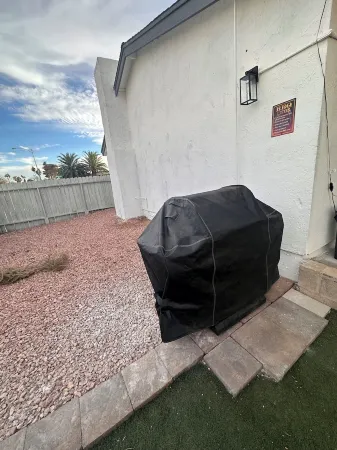 “Spacious 4-Beds, 2-Baths House with Pool - Perfect for Family Getaways Отели рядом с достопримечательностью «Парк Кларк Уэтлендс»