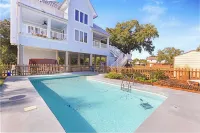 Elegant Escape: Pool-Gourmet-Kitchen-Elevator