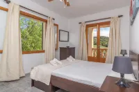 PILI - Wonderful villa with private pool amidst the fields. Free WiFi Hotels in Felanitx