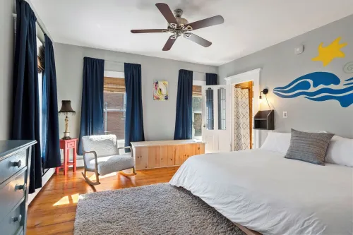 Chic 3 BR Retreat- Prime Old Port Spot with parking- Park and walk the town