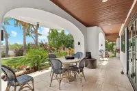 Luxurious Paradise Valley Mansion with a Private Pool