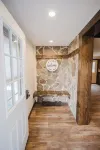 13 Beds, 17 Guests -Hot tub- 15 mins to Sunday River!
