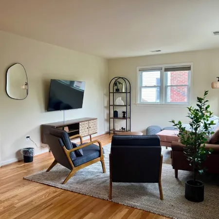 NEW Cozy Penthouse - Spacious 3-bedroom apartment. Steps to Metro!