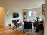 NEW Cozy Penthouse - Spacious 3-bedroom apartment. Steps to Metro!