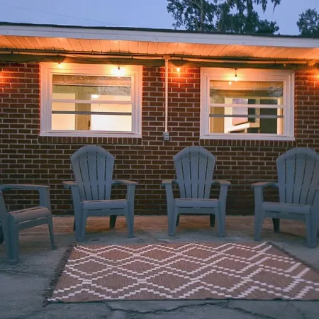 Charming 4-bedroom house with Private Pool near Savannah